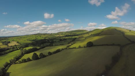 Langsam-Absteigend-über-Die-Wunderschönen-Grünen-Hügeligen-Felder-Irlands