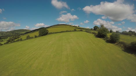 Langsam-über-Die-Wunderschönen-Grünen-Hügeligen-Felder-Irlands-Hinausfliegen-1