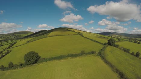 Langsam-über-Die-Wunderschönen-Grünen-Hügeligen-Felder-Irlands-Hinausfliegen-2