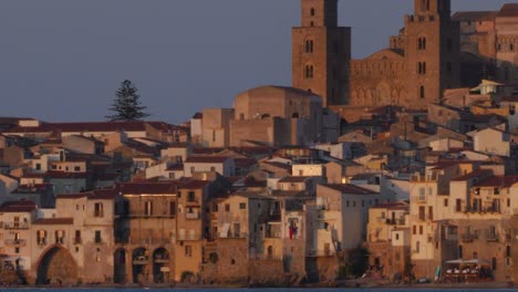 A-panning-view-of-the-ancient-town-of-Cefalu,-Sicily,-Italy
