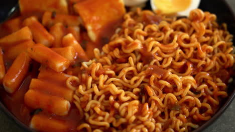 Korean-instant-noodles-with-Korean-rice-cake-and-fish-cake-and-boiled-egg---Rabokki---Korean-food-style-6