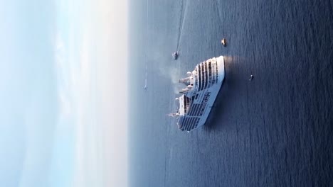 Vertikales-Schusskreuzfahrtschiff-Und-Segelboote-Nahe-Dubrovnik-In-Kroatien