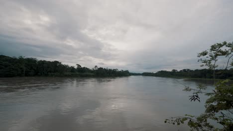 Stille-Eines-Sees-Im-Amazonas-Regenwald-Von-Ecuador
