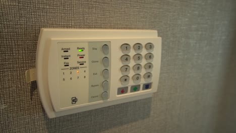 Neue-Und-Weiße-Indoor-Home-Security-Panel,-Nahaufnahme