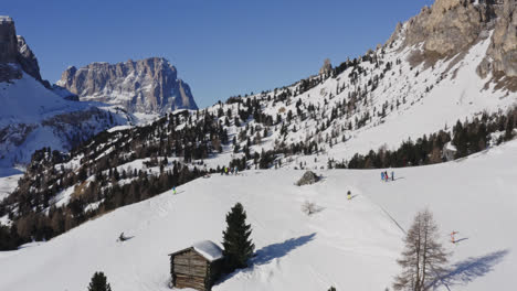 Panoramablick-Auf-Das-Skigebiet-Der-Dolomiten-Mit-Mehreren-Touristen-Beim-Skifahren-In-Passua,-Italien