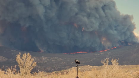 Frontline-footage-of-the-blazing-wildfires-near-Hemet-in-California's-Riverside-County,-which-killed-two-people