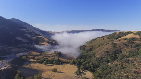 Nubes-De-Niebla-Temprano-En-La-Mañana-Sobre-Las-Colinas-Con-La-Carretera-Rural-Cerca-Del-Condado-De-San-Luis-Obispo-En-El-Sur-De-California