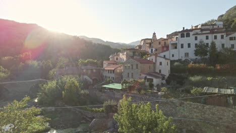 Pueblo-Italiano-De-Montaña-De-Liguria-Con-Un-Antiguo-Y-Hermoso-Puente-De-Piedra-Durante-La-Puesta-De-Sol-En-Un-Soleado-Día-De-Verano