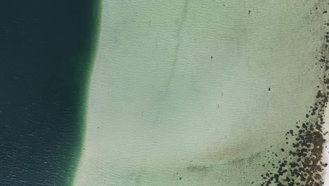 Luftaufnahme-Der-Mysteriösen-Wassertrennung-Zwischen-Salz--Und-Süßwasser-Im-Ozeanfjord-In-Norwegen-Mit-Dem-Wasserlauf,-Der-Durch-Einen-Dunkelblauen-Und-Weißen-Sandstrand-Getrennt-Ist