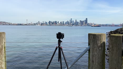 Camera-On-Tripod-At-Luna-Park-Viewpoint-In-Seattle,-Washington-With-Cityscape-View-Across-Elliott-Bay