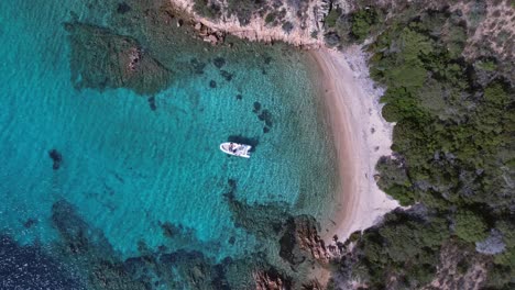 Einsames-Boot-In-Klarem,-Transparentem,-Türkisfarbenem-Wasser-An-Der-Küste-Sardiniens
