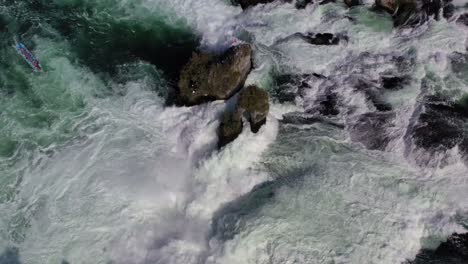 Luftaufnahmen---Rheinfall,-Der-Größte-Wasserfall-Europas-Bei-Schaffhausen-Schweiz-4k-Per-Drohne-Von-Oben-Nach-Unten