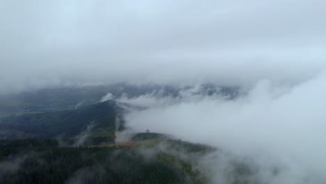 Dramática-Niebla-Y-Nubes-De-Ensueño-En-Una-Mañana-Fría-En-Las-Montañas