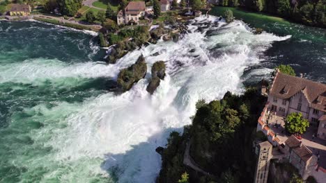 Luftaufnahmen---Die-Burg-Laufen-Und-Der-Rheinfall,-Der-Größte-Wasserfall-Europas-Bei-Schaffhausen-Schweiz-4k-Per-Drohne