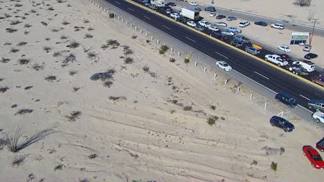 Vista-De-Un-Dron-Siguiendo-A-Un-Automóvil-Que-Ingresa-A-La-Autopista