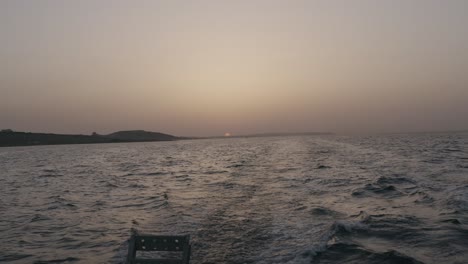 Boot-Im-Meer-Bei-Sonnenuntergang