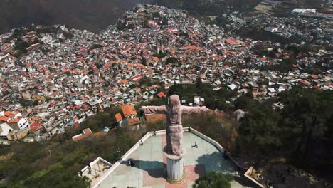 Zoom-out-Drone-shot-of-mining-town-of-Taxco,-Guerrero-Mexico