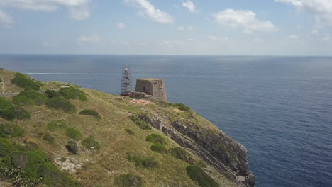 Antigua-Fortificación-De-Nápoles-Y-Faro-De-Luz-En-Proceso-De-Renovación-En-Italia