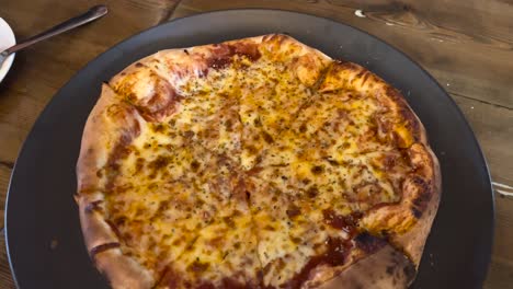 Pizza-Cocinada-En-Un-Restaurante-En-Islandia