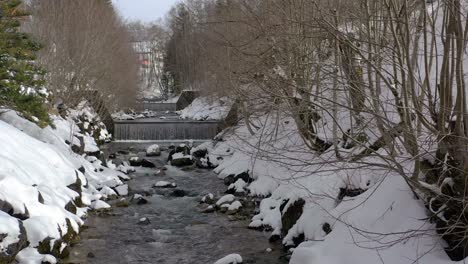 Río-Emme-En-Invierno-Con-Nieve-En-Sörenberg---Momentos-De-Calma-En-La-Biosfera-De-La-Unesco-Entlebuch-|-Suiza
