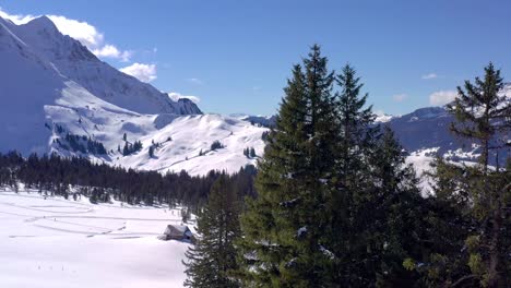 Increíble-Vista-Aérea-De-La-Naturaleza-Estación-De-Esquí-De-Sörenberg-Con-Nieve-En-Invierno---El-Mejor-Destino-Para-Familias-En-La-Biosfera-De-La-Unesco-Entlebuch-|-Suiza-Por-Dron