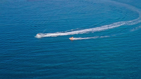 Schöne-Aussicht-Auf-Ein-Schnellboot-Mitten-Im-Mittelmeer