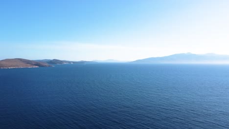 Langsamer-Vorbeiflug-Aus-Der-Luft-über-Das-Ruhige-Mittelmeer-Mit-Albanischen-Bergen-Und-Der-Insel-Korfu-Im-Hintergrund