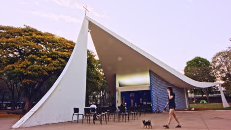 Zeitraffer-Auf-Der-Vorderseite-Der-Berühmten-Kleinen-Katholischen-Kirche-In-Brasilia,-Brasilien