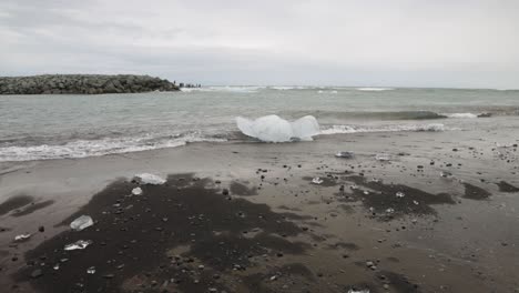 Laguna-Glaciar-En-Islandia-Con-Video-Cardán-Caminando-Hacia-Adelante-Hacia-Un-Pequeño-Trozo-De-Hielo