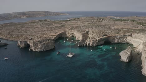 Antena-De-Barcos-De-Lujo-En-El-Mar-En-Gozo-Malta
