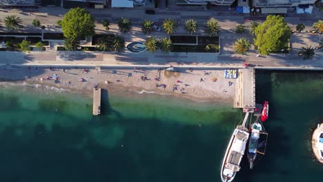 Luftaufnahme-Von-Oben-Nach-Unten-Langsamer-Schwenk-Eines-Wunderschönen-Strandes-In-Sarande,-Albanien