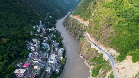 Río-Que-Fluye-A-Través-De-Las-Montañas-En-La-Cordillera-Del-Himalaya