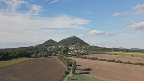 Luftaufnahme-Der-Fruchtbaren-Und-Inspirierenden-Landschaft-Unterhalb-Der-Alten-Mittelalterlichen-Burg-Bezdez