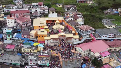 Indian-holy-pilgrimage-destination,-Badrinath