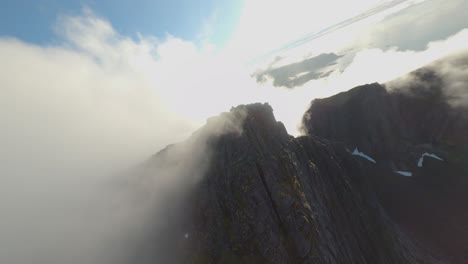 Noruega-Lofoten-Dramático-Vuelo-En-La-Nube-Fpv-|-Dron-Dji