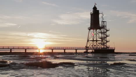 Schöner-Alter-Leuchtturm-Bei-Sonnenuntergang-An-Der-Nordsee-Bei-Ebbe