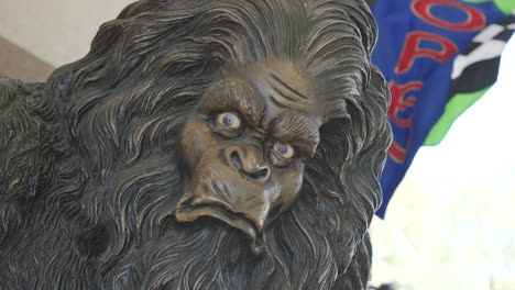 Bigfoot-Sasquatch-Statue-Bildmaterial-B-Roll-Gesicht-Blick-In-Die-Kamera