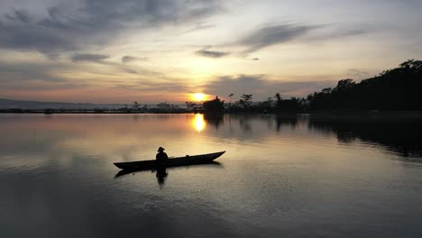 Central-Java-,-Indonesia---Desember,-2021-:-Beautiful-sunset-in-the-afternoon-from-the-Lake-RAWA-PENING,-with-such-beautiful-colors,-and-epic-moment-boat-of-fisherman