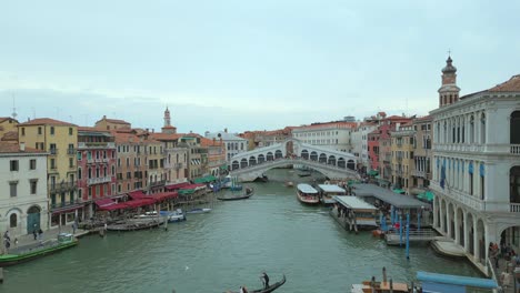 4K-Aerial-of-San-Marco,-the-Rialto-Bridge,-and-the-canals-in-Venice,-Italy-on-a-cloudy-day-1