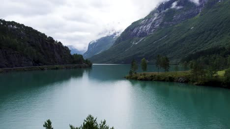 Noruega-Loen-Vatnet-Toma-De-Apertura-Pintoresco-Lago-Glaciar-|-Dji-Aire-2-S