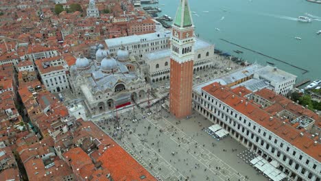 4K-Aerial-of-San-Marco,-the-Rialto-Bridge,-and-the-canals-in-Venice,-Italy-on-a-cloudy-day-15