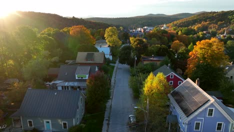 Malerische-Stadt-In-New-England-Im-Herbst