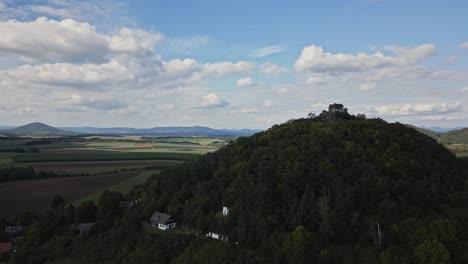 Luftaufnahme-Der-Mittelalterlichen-Ruine-Der-Alten-Burg-Bernstein