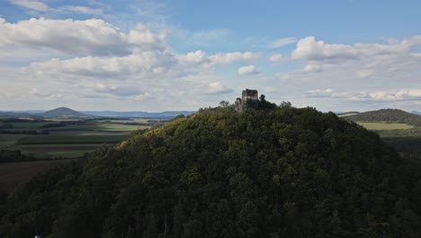 Luftaufnahme-Der-Wunderschönen-Herbstlandschaft,-Dominiert-Von-Der-Alten-Burgruine-Bernstein