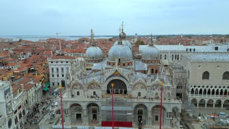 4K-Aerial-of-San-Marco,-the-Rialto-Bridge,-and-the-canals-in-Venice,-Italy-on-a-cloudy-day-8