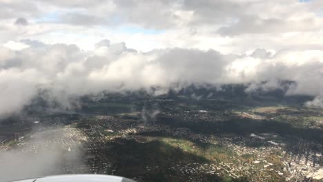 Volando-Alto-Por-Encima-De-Las-Nubes-En-Aviones