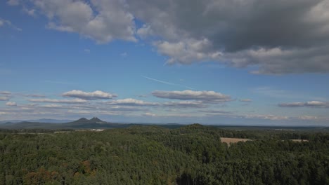 Luftaufnahme,-Schöner-Tag-Und-Atemberaubende-Landschaft-Der-Tschechischen-Landschaft