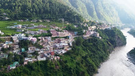 Fluss-Ganga-Fließt-Neben-Der-Stadt-Am-Rande-Des-Himalaya-gebirges-In-Indien