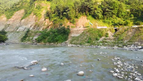 Drohnenansicht-Des-Flusses-Ganga-,-Der-Durch-Berge-Fließt