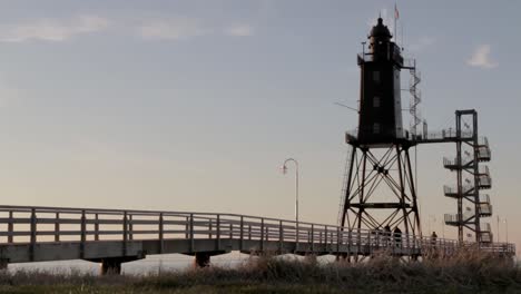 Alter-Antiker-Leuchtturm-Mit-Metalltreppe-Bei-Sonnenuntergang-An-Der-Nordsee
